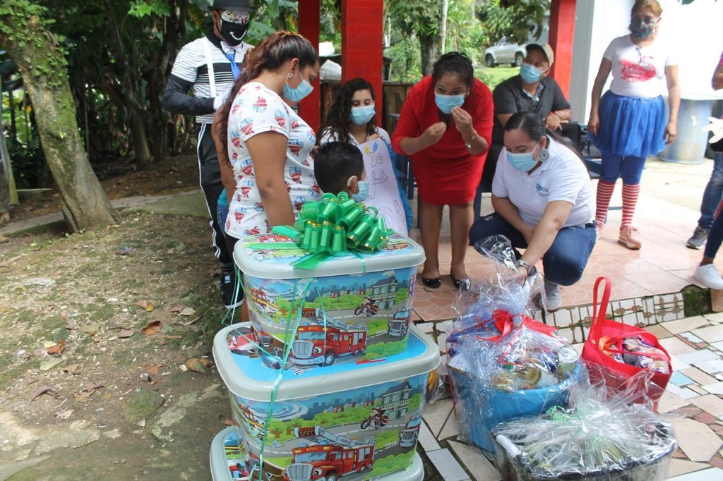IPHE y estudiantes de UDELAS entregan canastas de comida a niño en sector de Las Cumbres