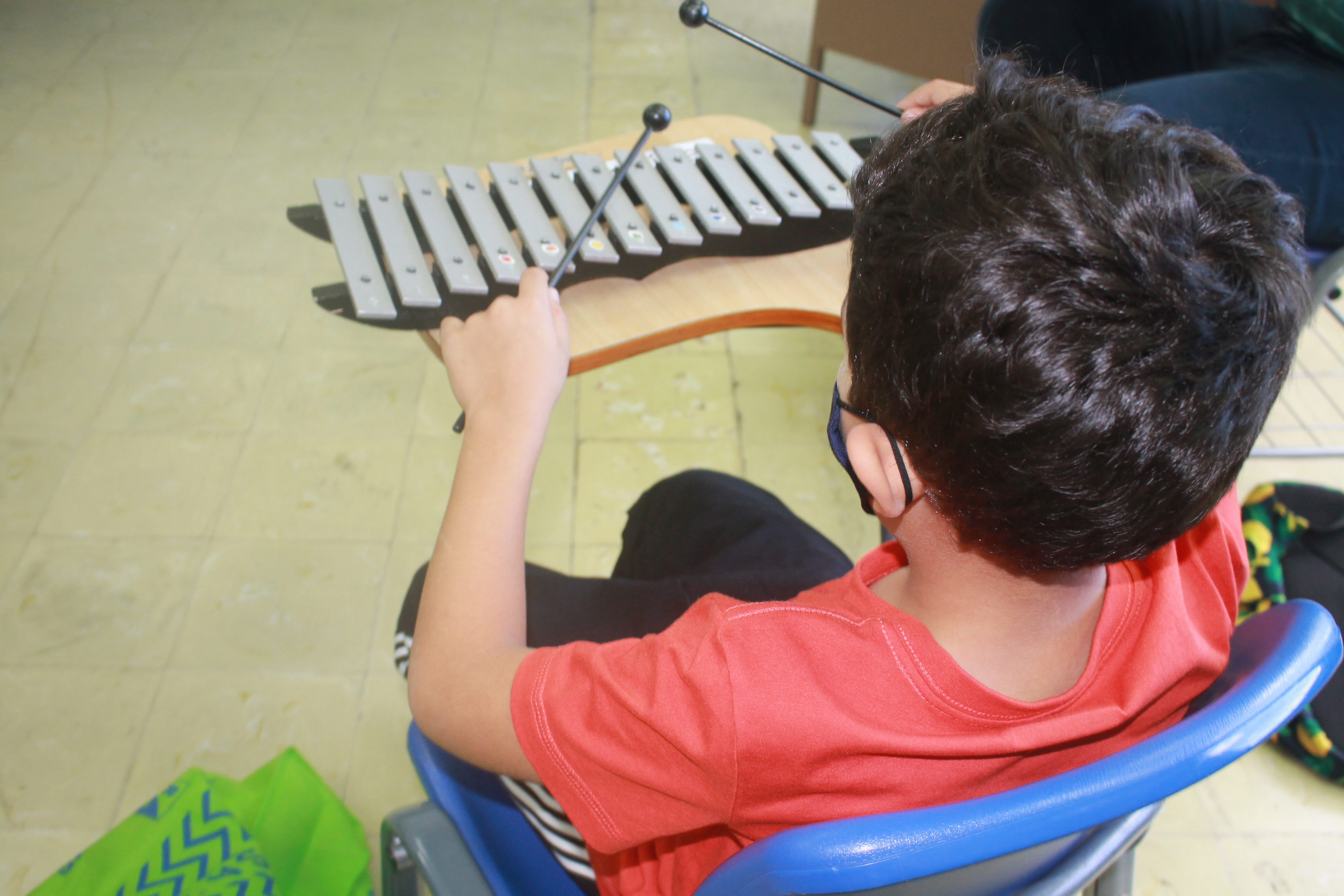 Niños y jóvenes con discapacidad se preparan para actividad musical 