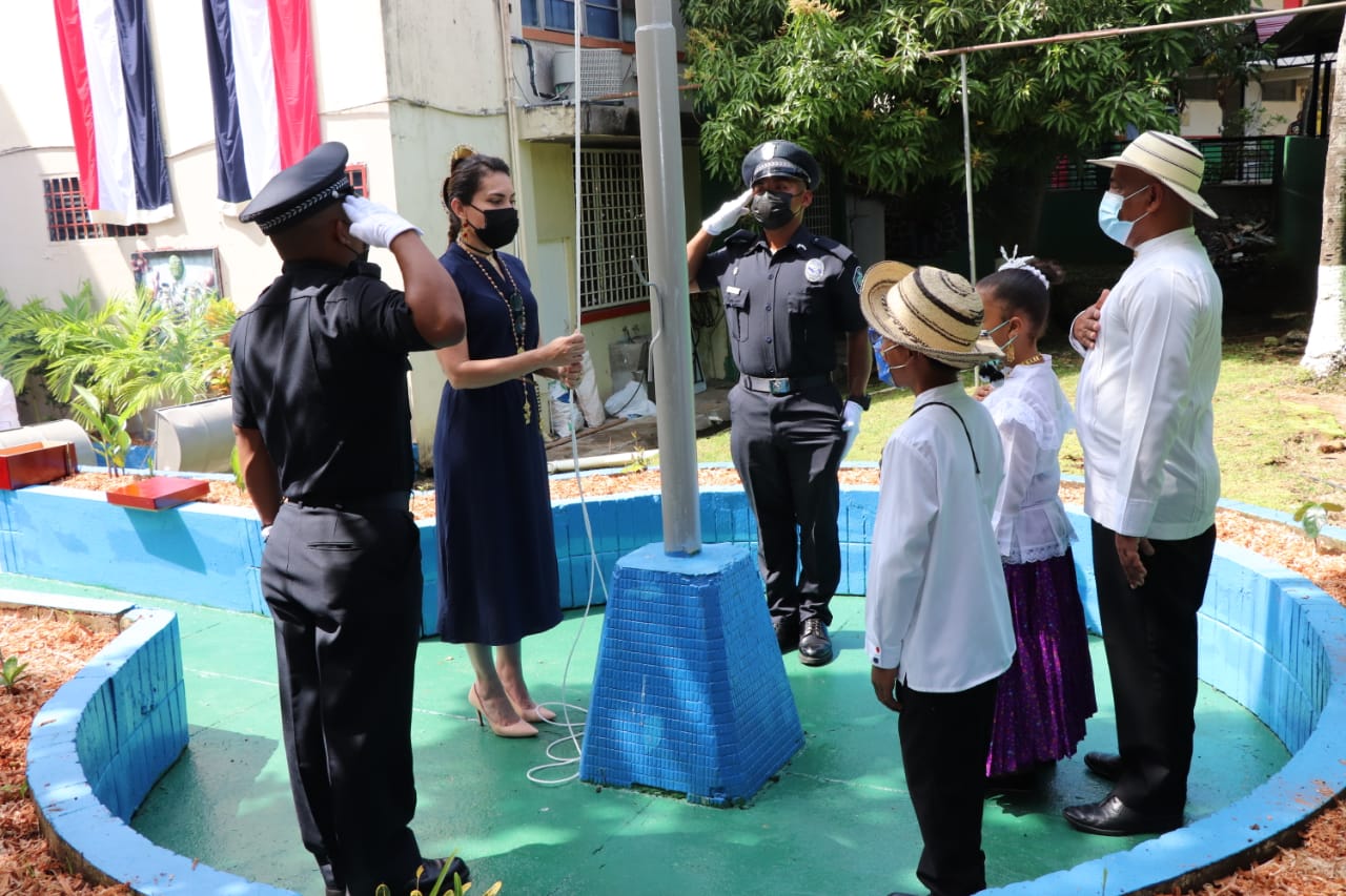IPHE, rinde honor a la Patria con cremación de banderas