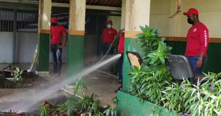 IPHE de Colón y Bomberos realizan jornada de limpieza en infraestructura escolar