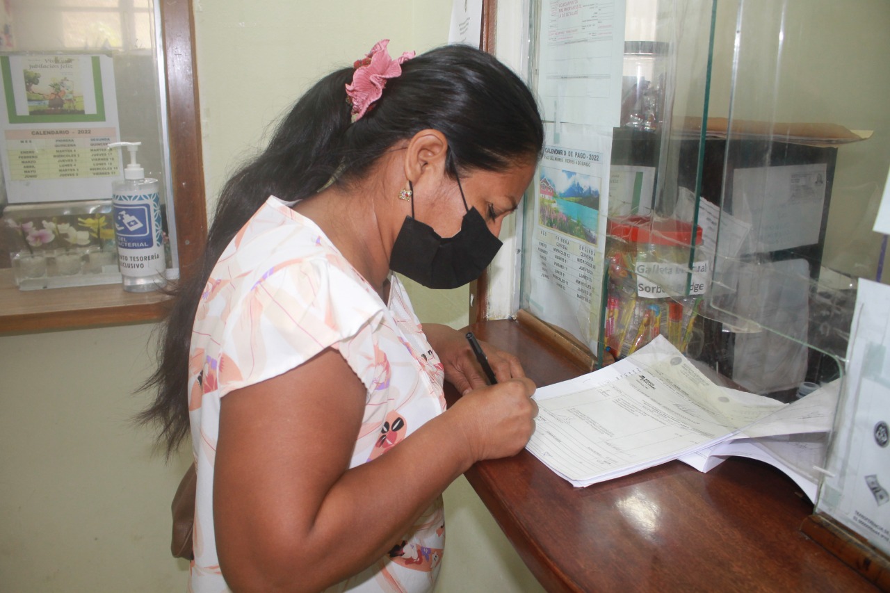  Entregan apoyo económico para estudiantes del IPHE 