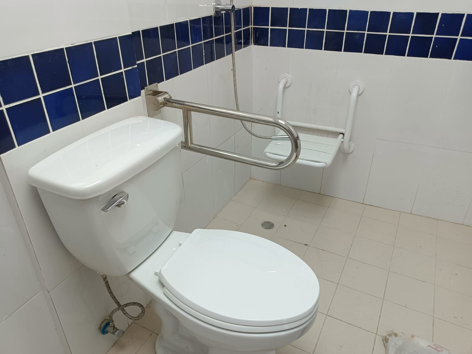 Directora General supervisa avances en remodelaciones sanitarias en la Escuela Nacional de Ciegos Helen Keller