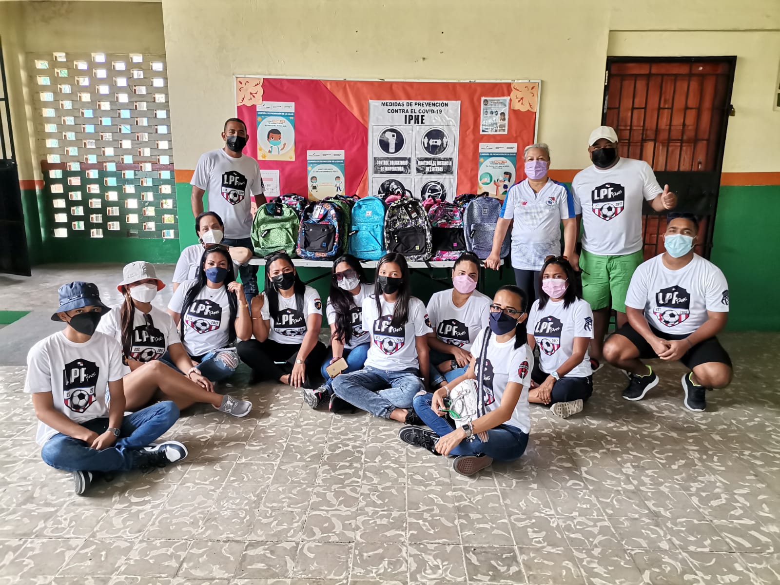 IPHE de Colón recibe donación de mochilas
