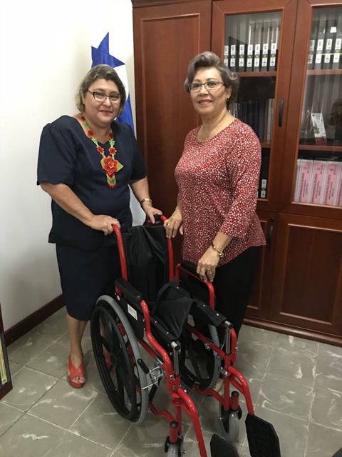 Alumna de escuela en Veraguas se beneficia con silla de ruedas
