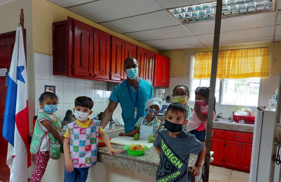 Dictan taller de cocina y actividad sensorial a estudiantes de Aula Especial del IPHE en Metetí