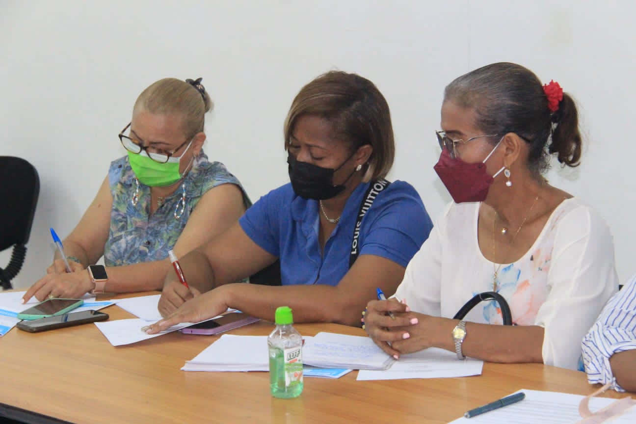 Directora General se reúne con la comunidad educativa de Colón 