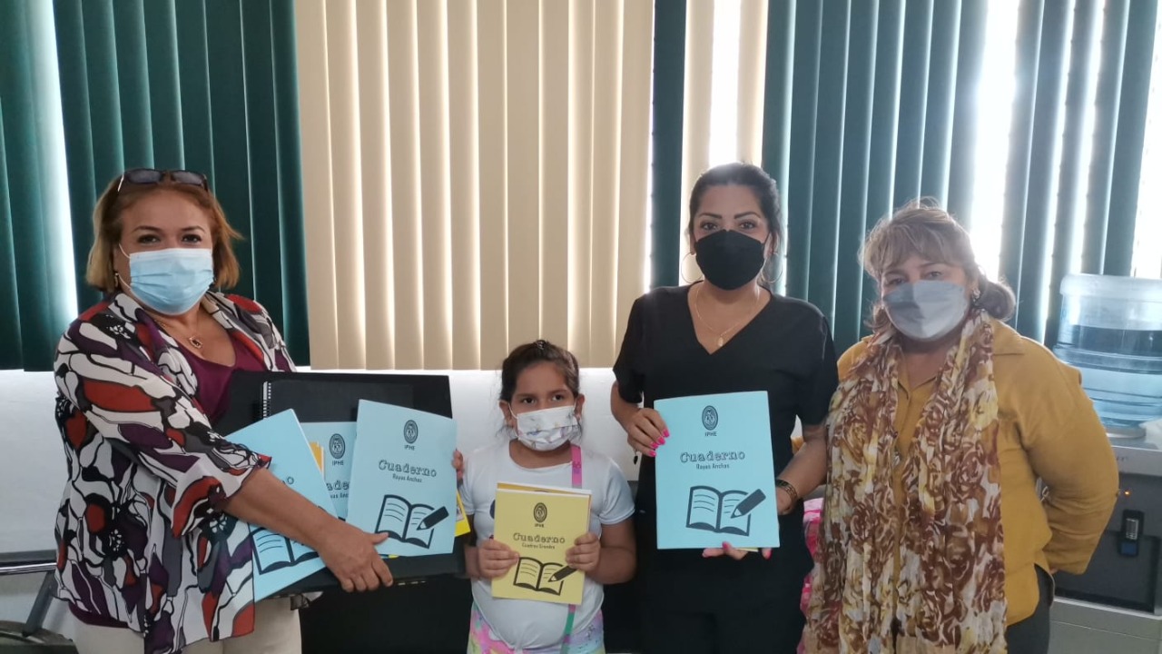 Entregan cuadernos para estudiantes de baja visión