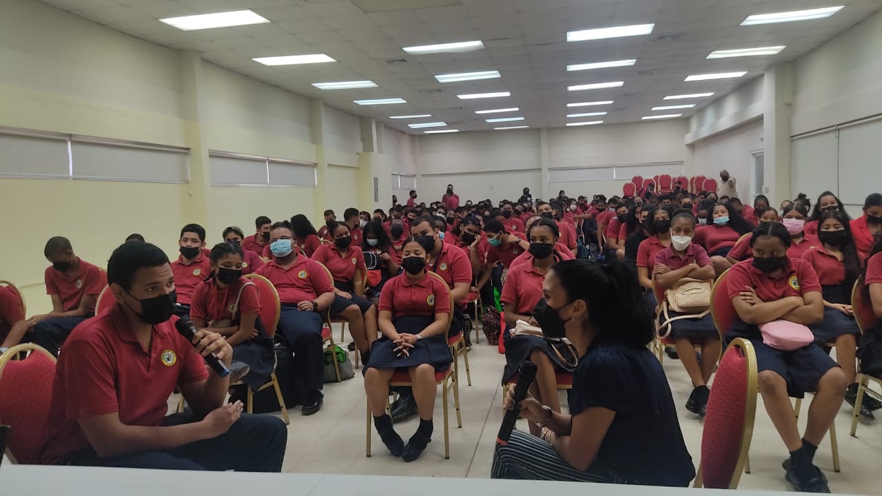 Estudiantes reciben consejería y orientación para práctica laboral