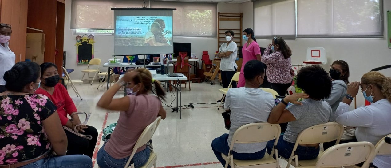 Padres de familia participan en cine debate  