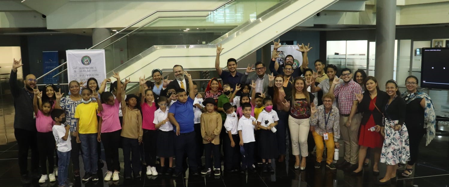 Resaltan aportes de la comunidad sorda en acto cultural