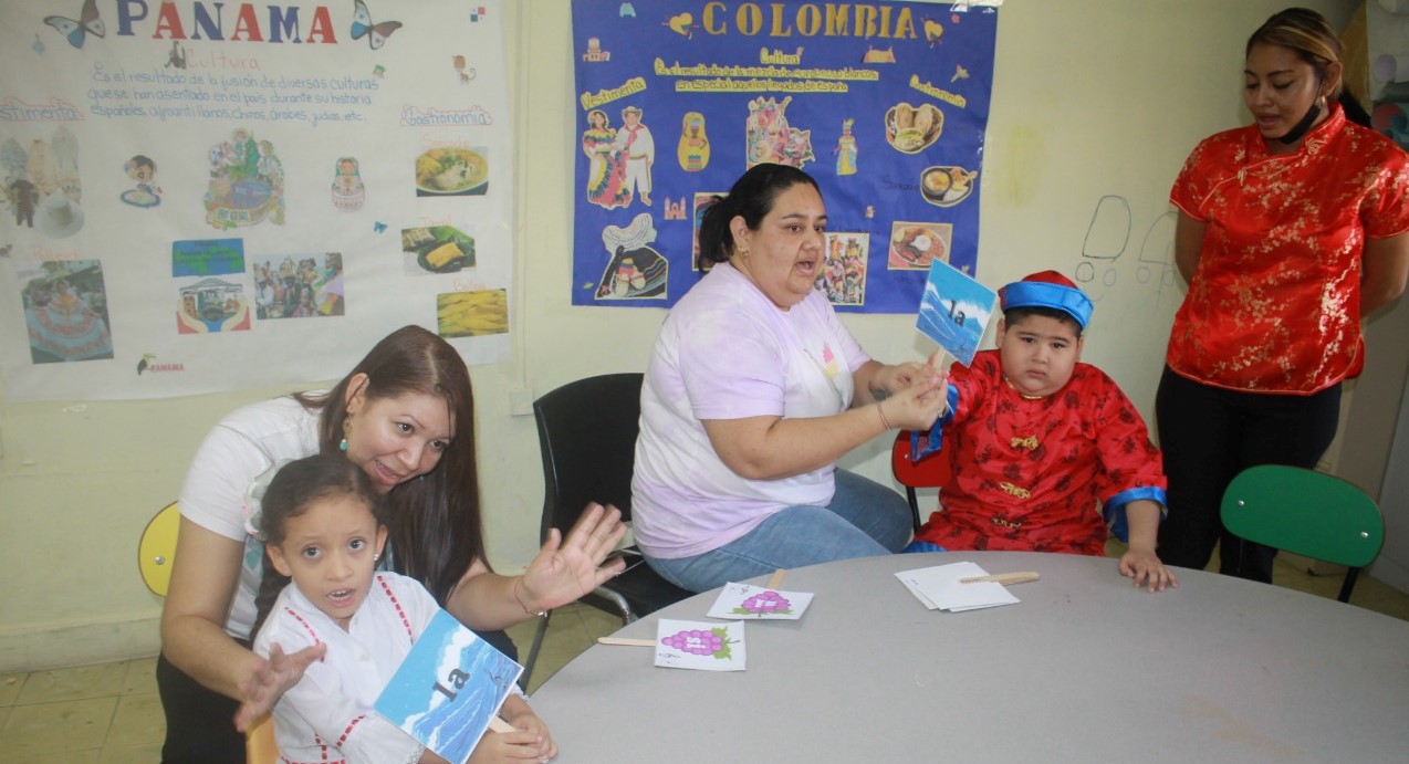 Estudiantes del Programa de Autismo conmemoran Día de la Hispanidad