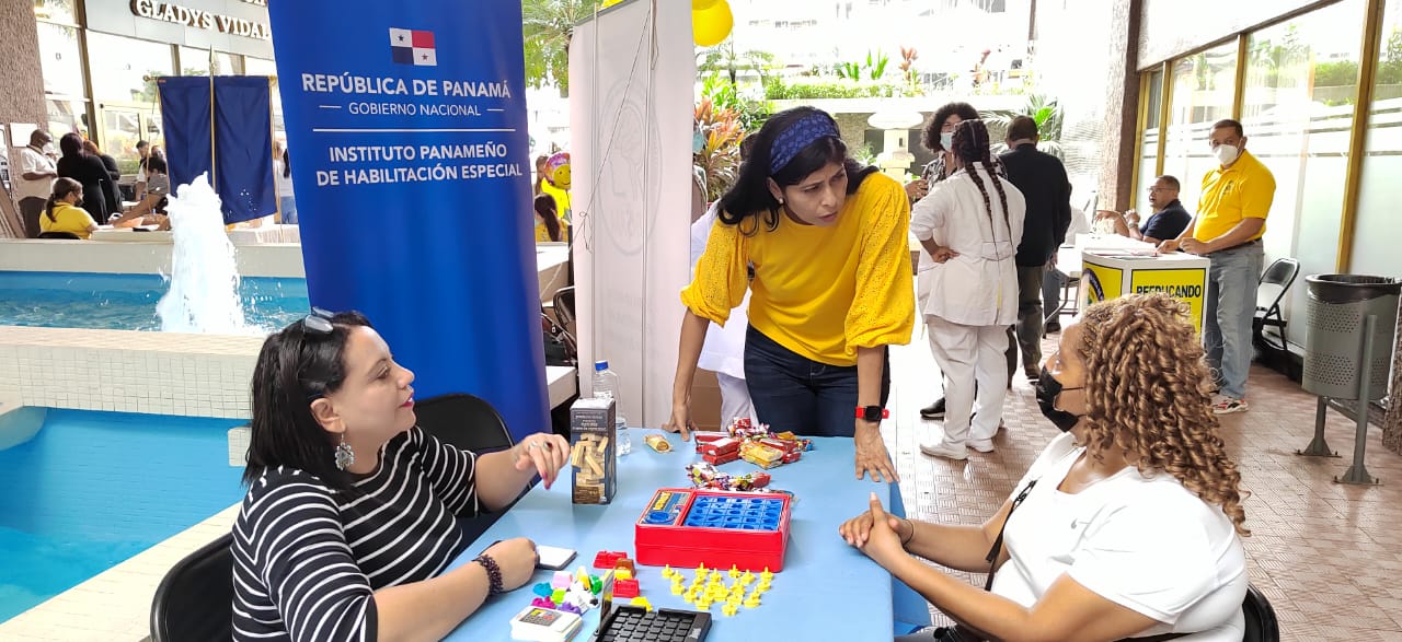 Promocionan servicios educativos en Feria de Salud Mental