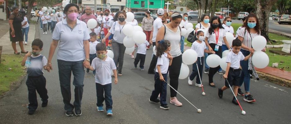 Caminan en conmemoración al Día del Bastón Blanco