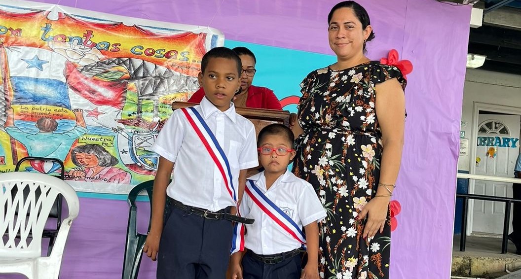 Estudiantes distinguidos de Darién reciben cinta tricolor