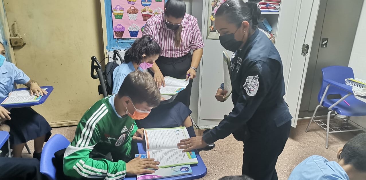 Orientan a estudiantes sobre programa para prevención de las pandillas y violencia 