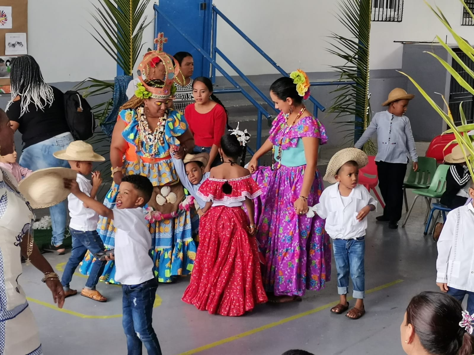 Mañana típica en Colón por conmemoración de las fiestas patrias 