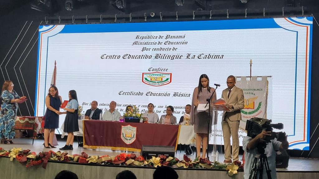 Estudiantes de 9° grado de la Escuela La Cabima reciben su certificado de graduación
