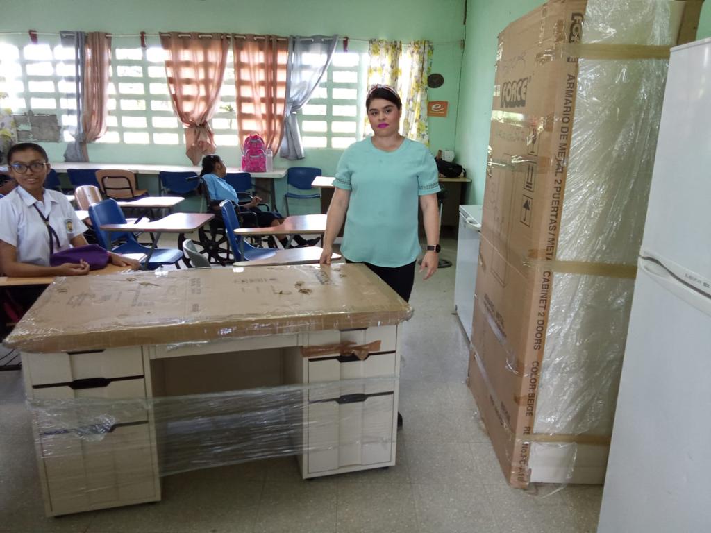 Estudiantes y docentes en Bocas del Toro reciben mobiliario