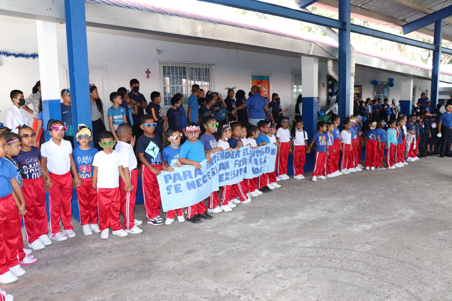 Realizan cadena humana en la Escuela Bilingüe Domingo Faustino Sarmiento