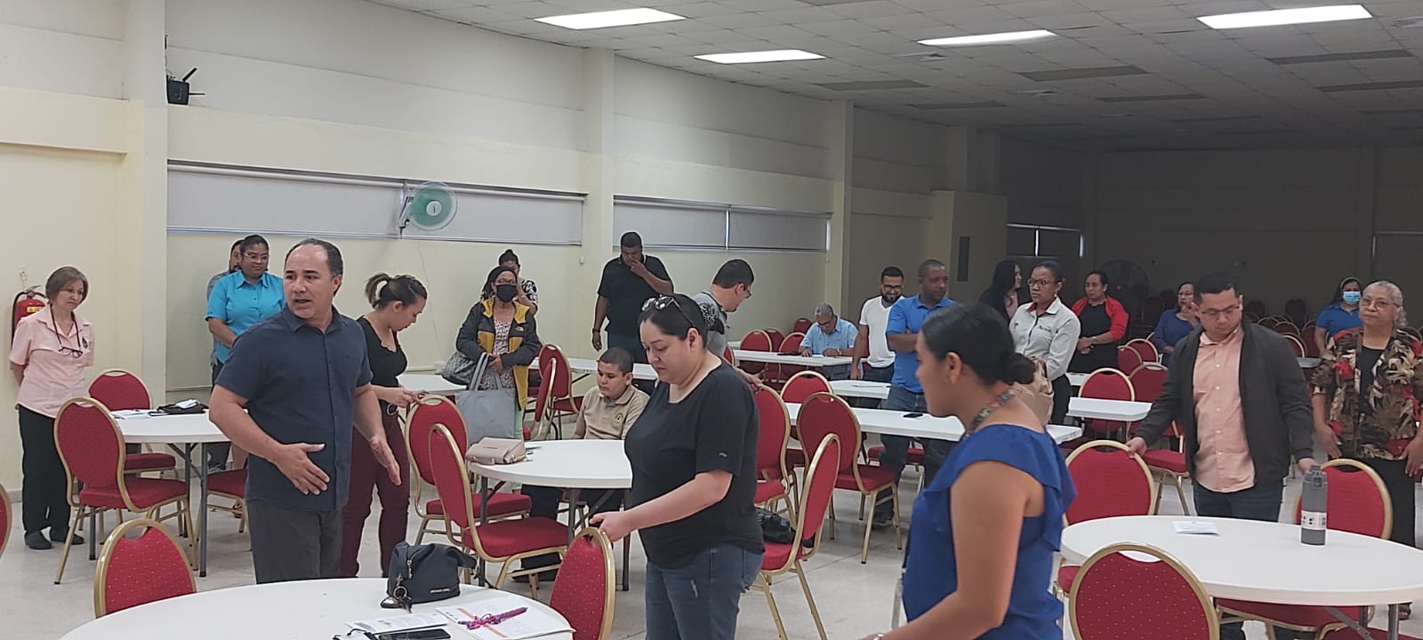 Técnicos de la EVE dan estrategias del Espectro Autista a padres de familias