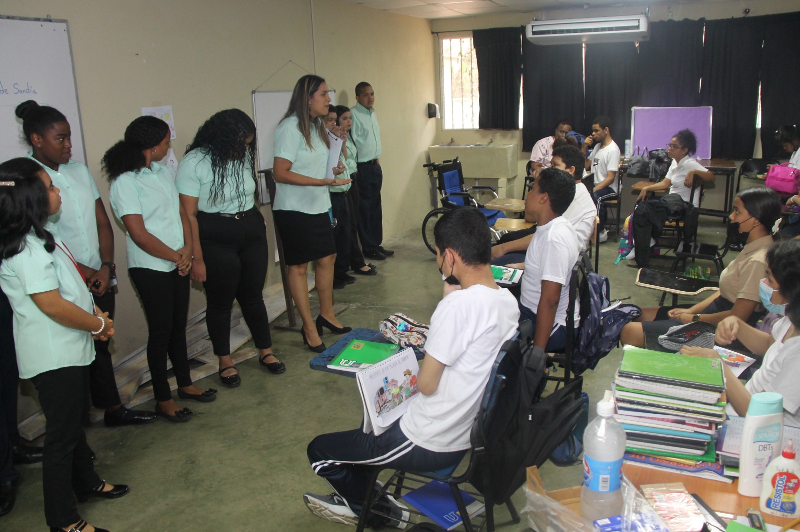 Estudiantes de CTI conmemoran Semana de la Secretaria (o)