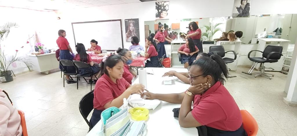 Estudiantes de Práctica de Oficina de la EVE reciben taller de presentación personal