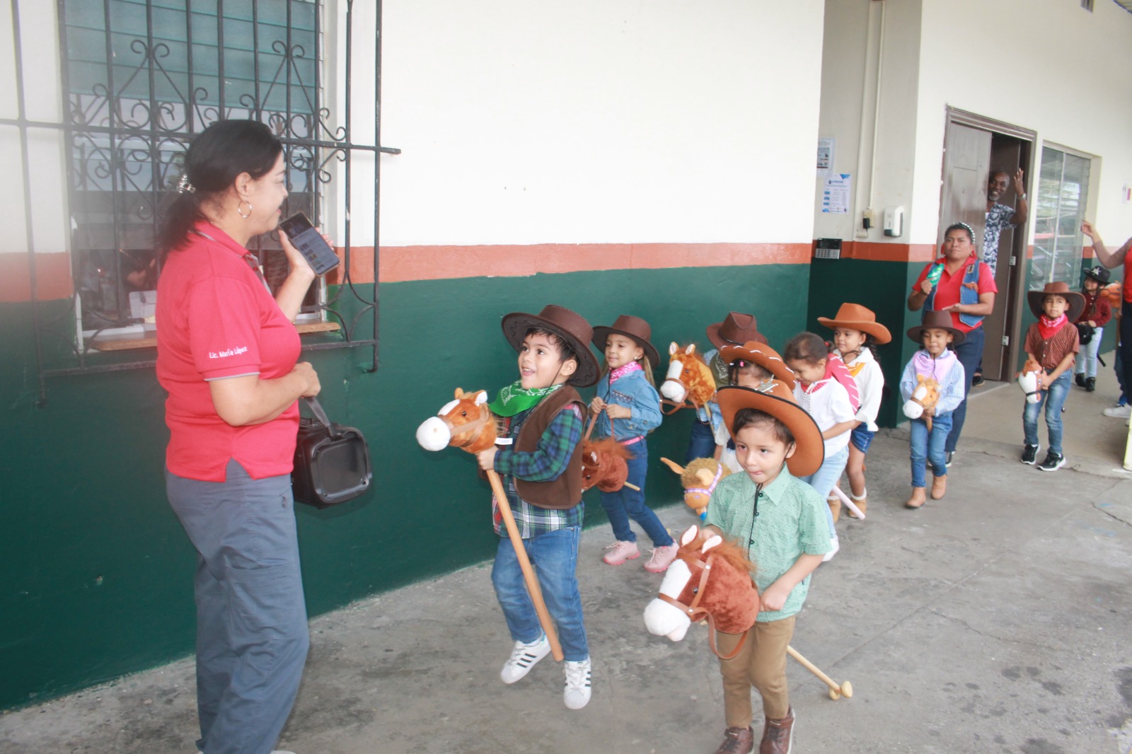 Niños del CAIPI realizan cabalgata con caballitos de palo