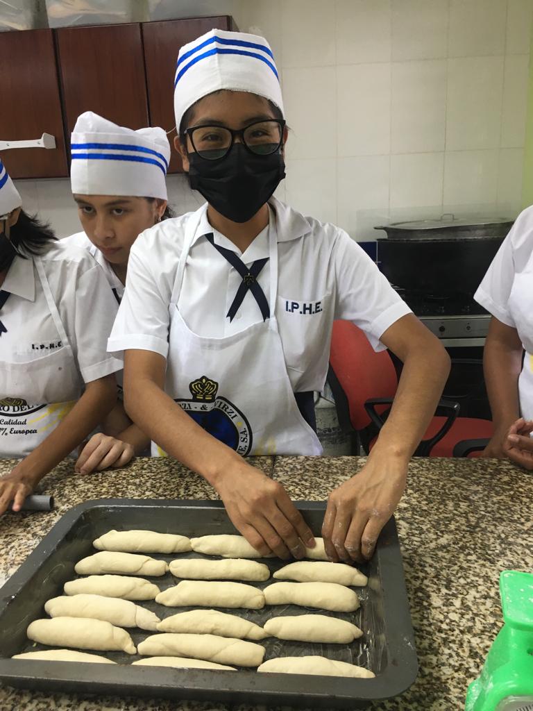 Estudiantes de Gastronomía en Penonomé aprenden sobre panadería básica