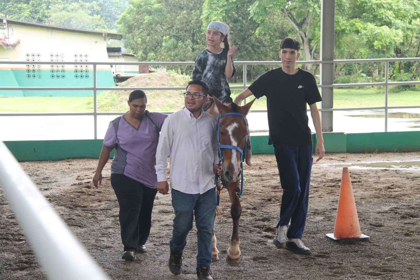 Estudiantes de ENSOR reciben los beneficios de Equinoterapia