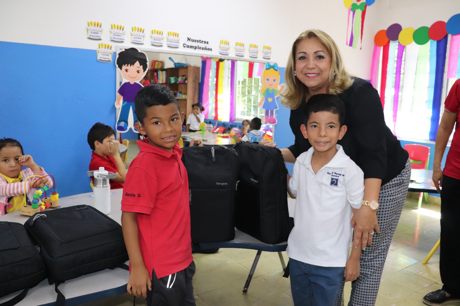 IPHE fortaleció accionar educativo con entrega de mochilas a estudiantes y docentes
