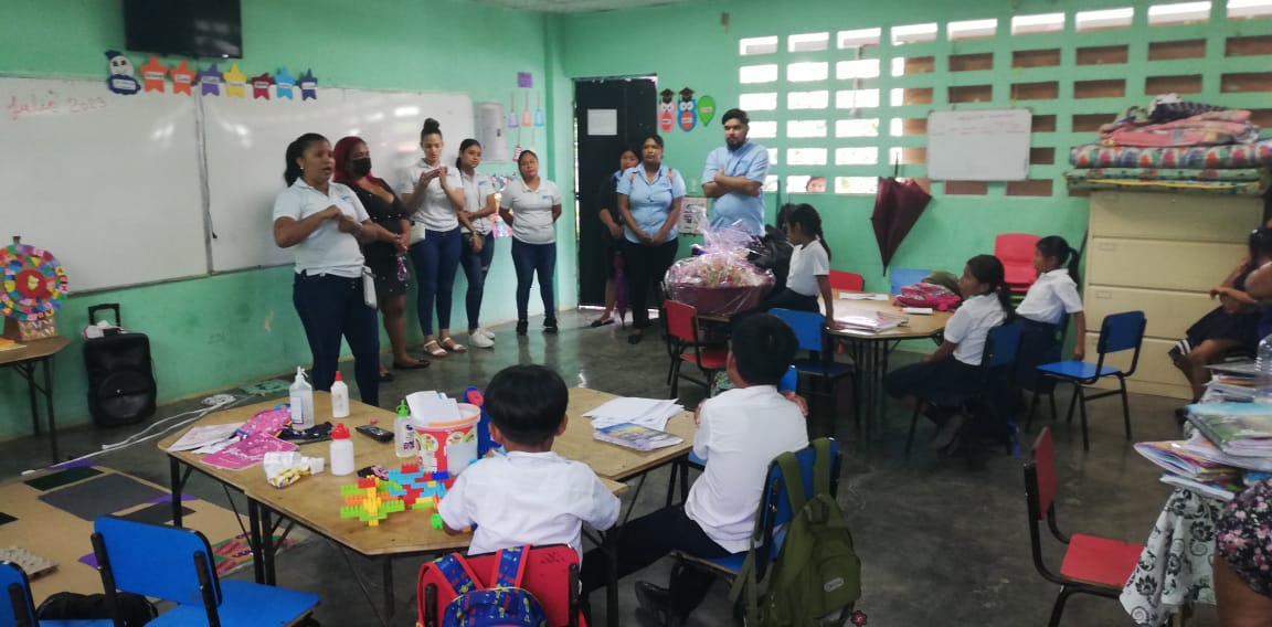 Estudiantes de Bocas del Toro reciben canastas de víveres