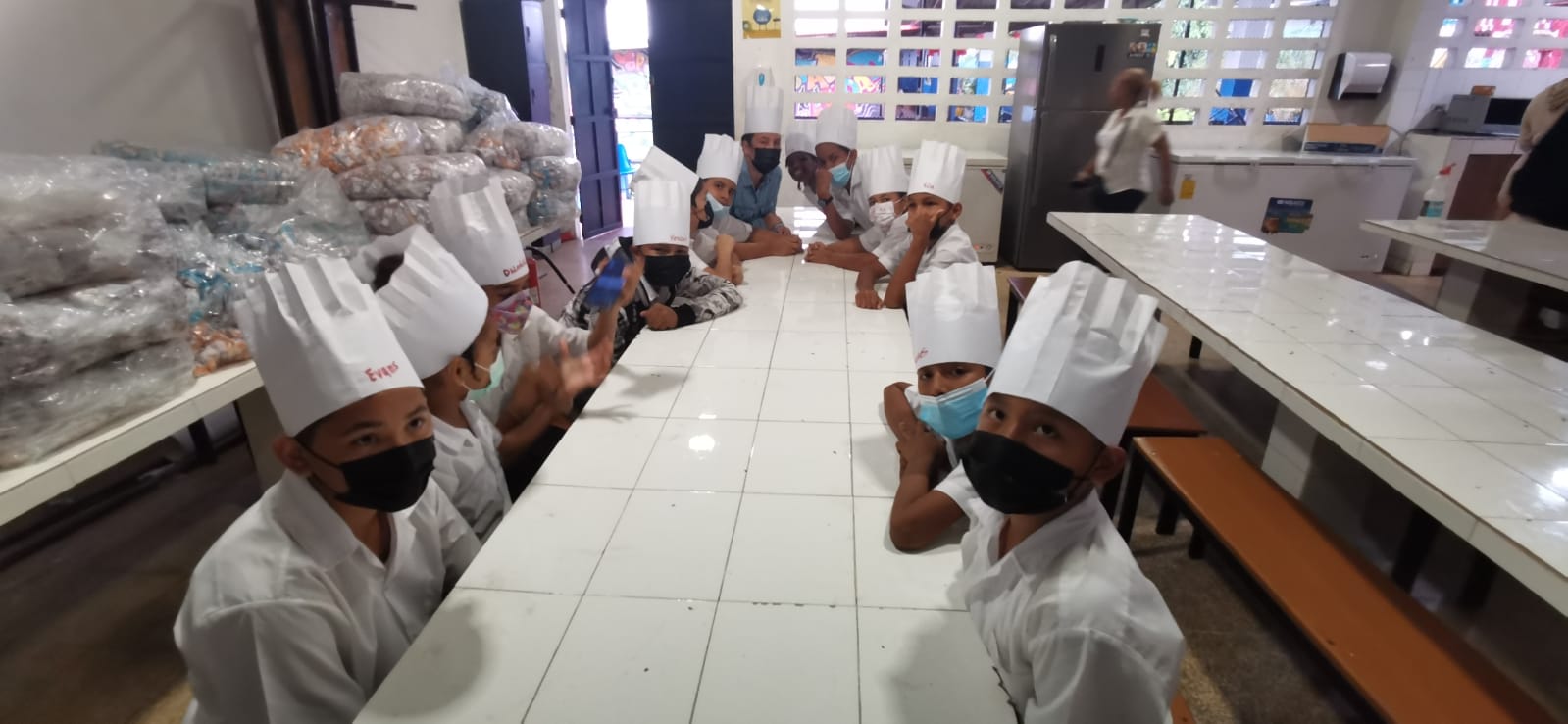 Estudiantes de escuela inclusiva refuerzan conocimientos sobre gastronomía