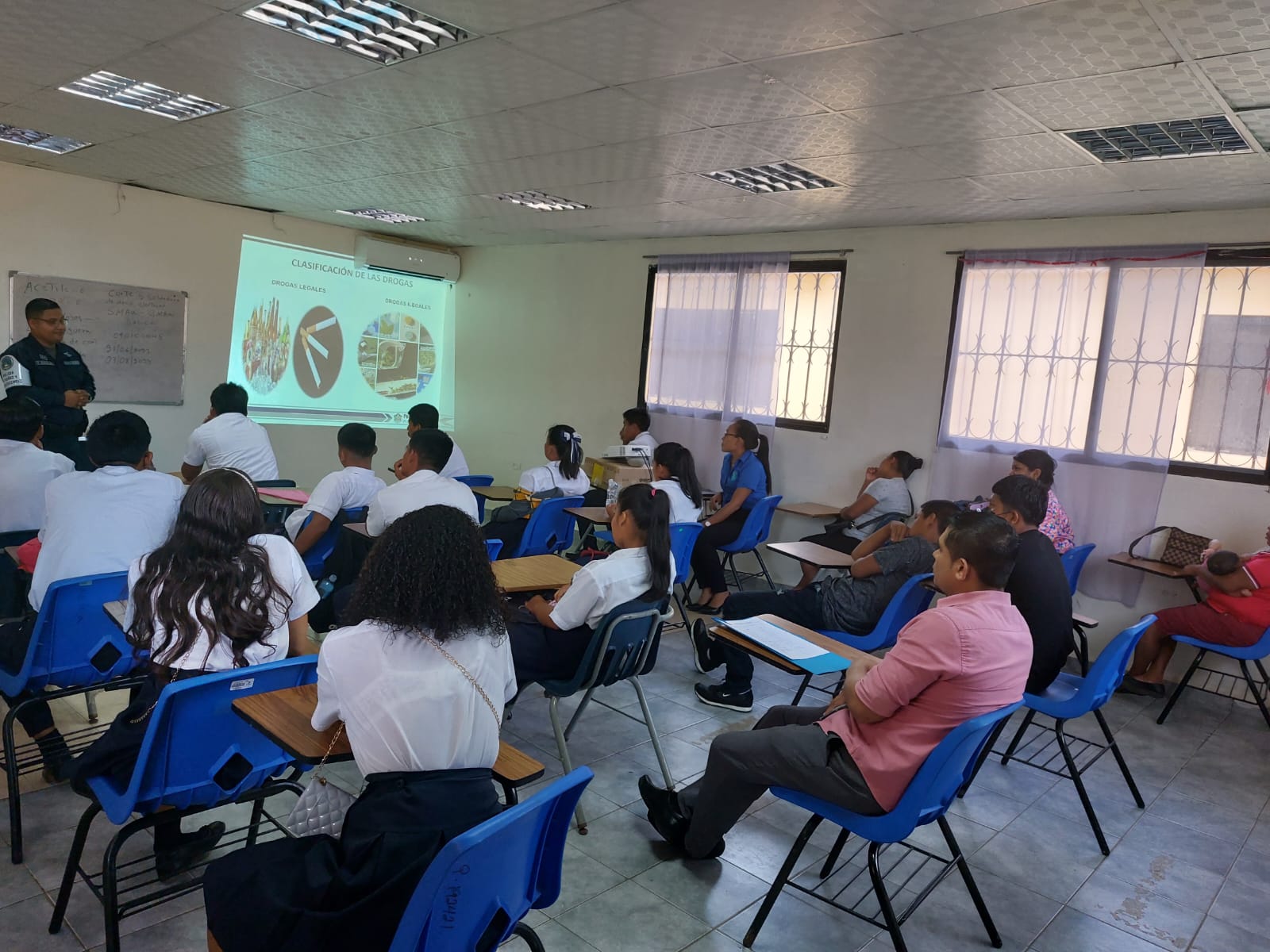 Policía Nacional dicta docencia de prevención a estudiantes en Bocas del Toro