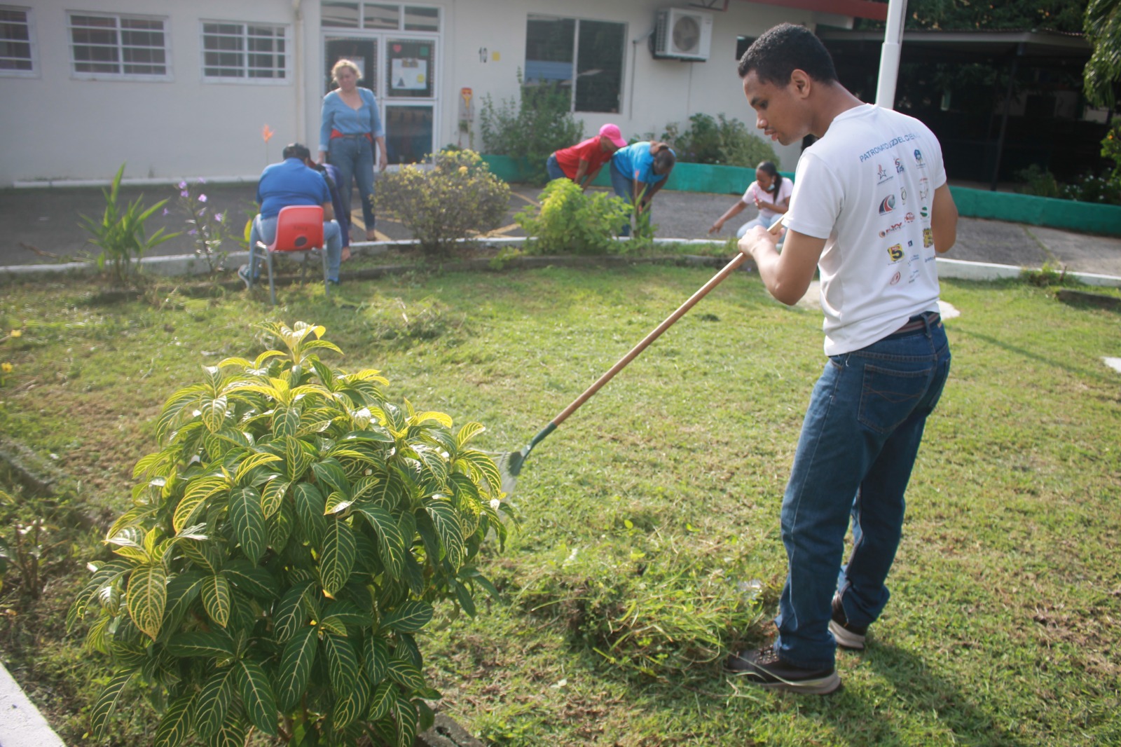 Limpian áreas verdes de la Escuela Nacional de Ciegos Helen Keller