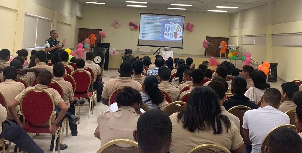 Estudiantes de la EVE reciben charla: “Ventajas y peligros de las redes sociales”