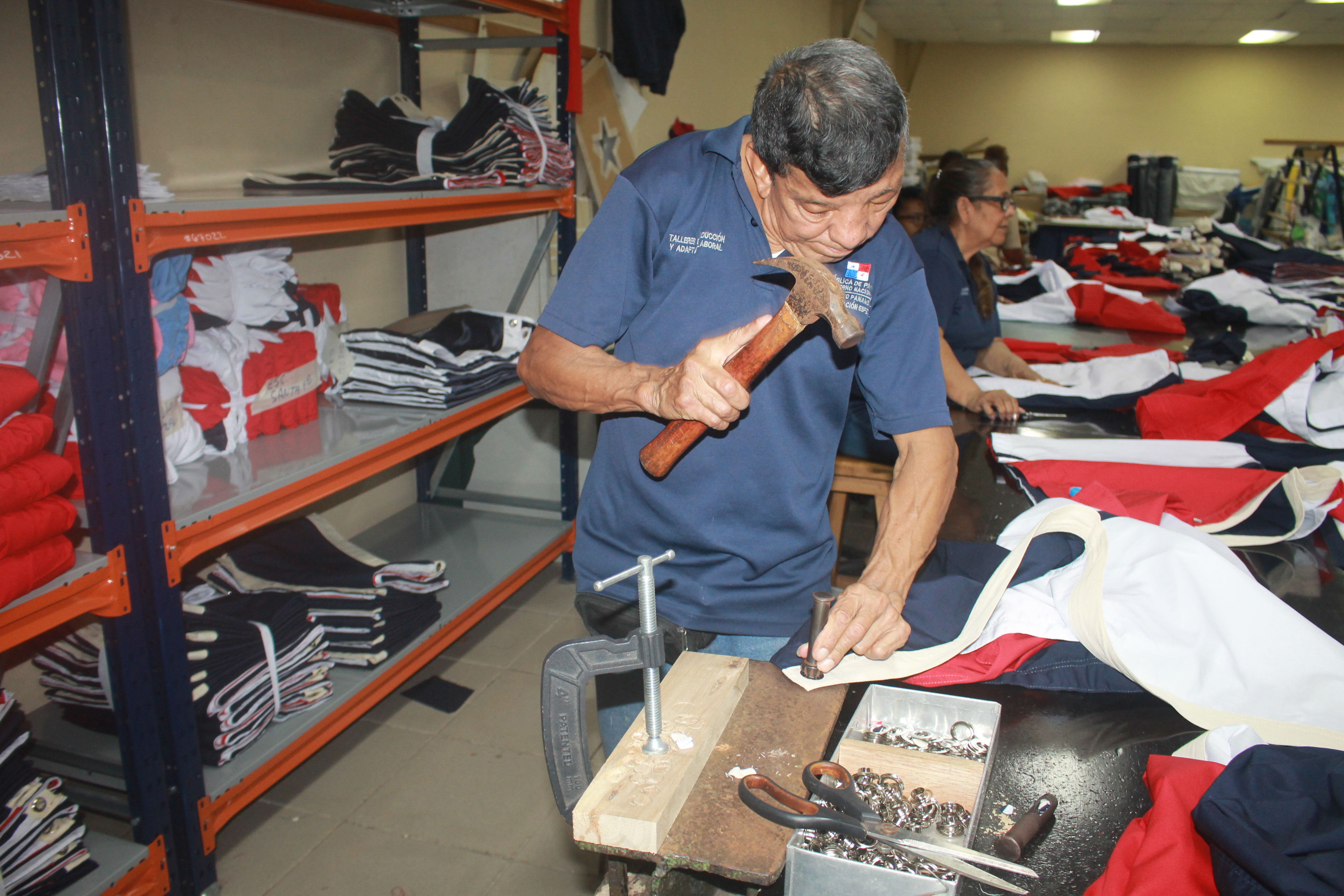 Talleres del IPHE inician producción masiva de banderas y astas