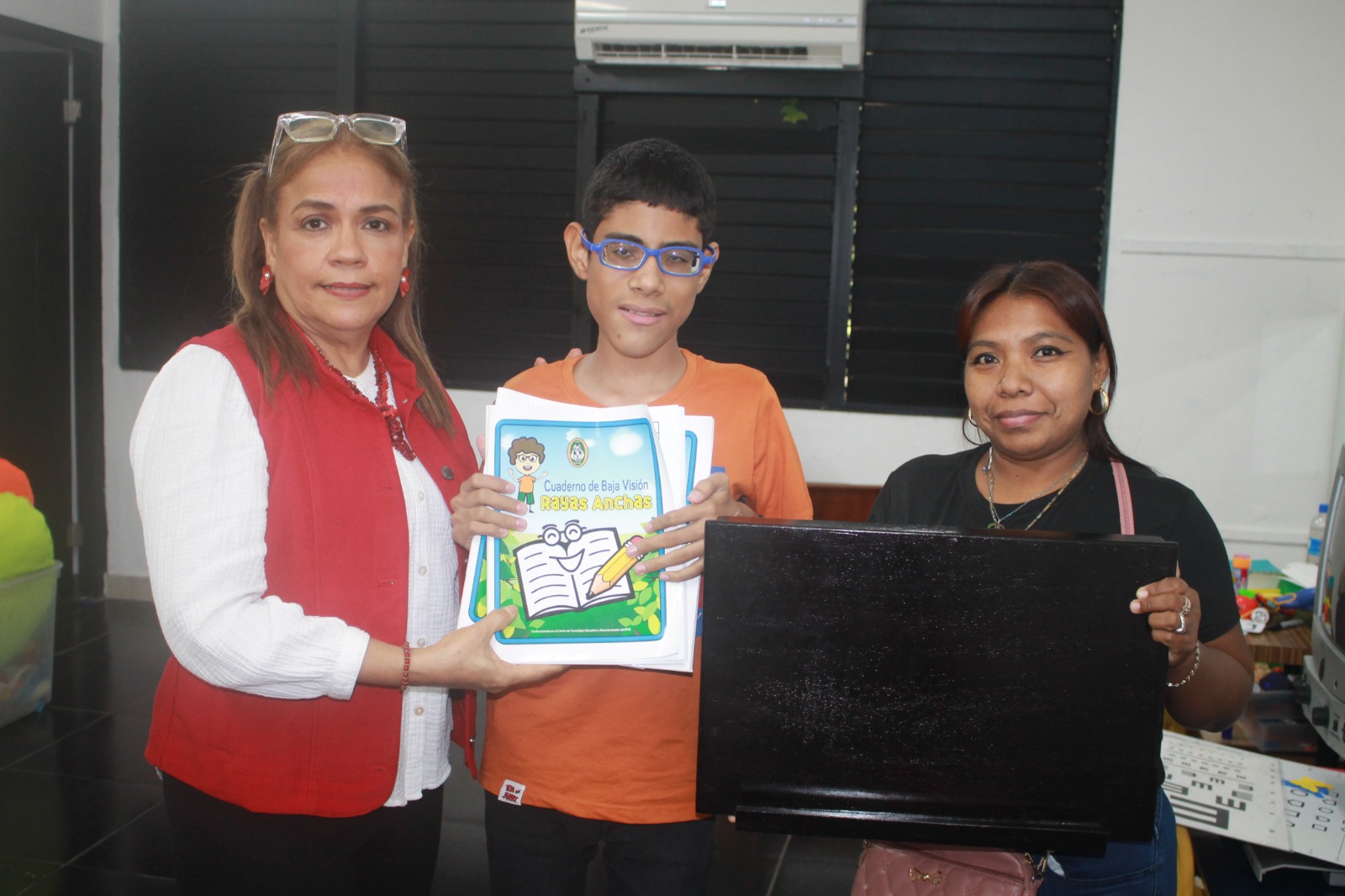 Estudiante de Escuela inclusiva recibe ayudas no ópticas