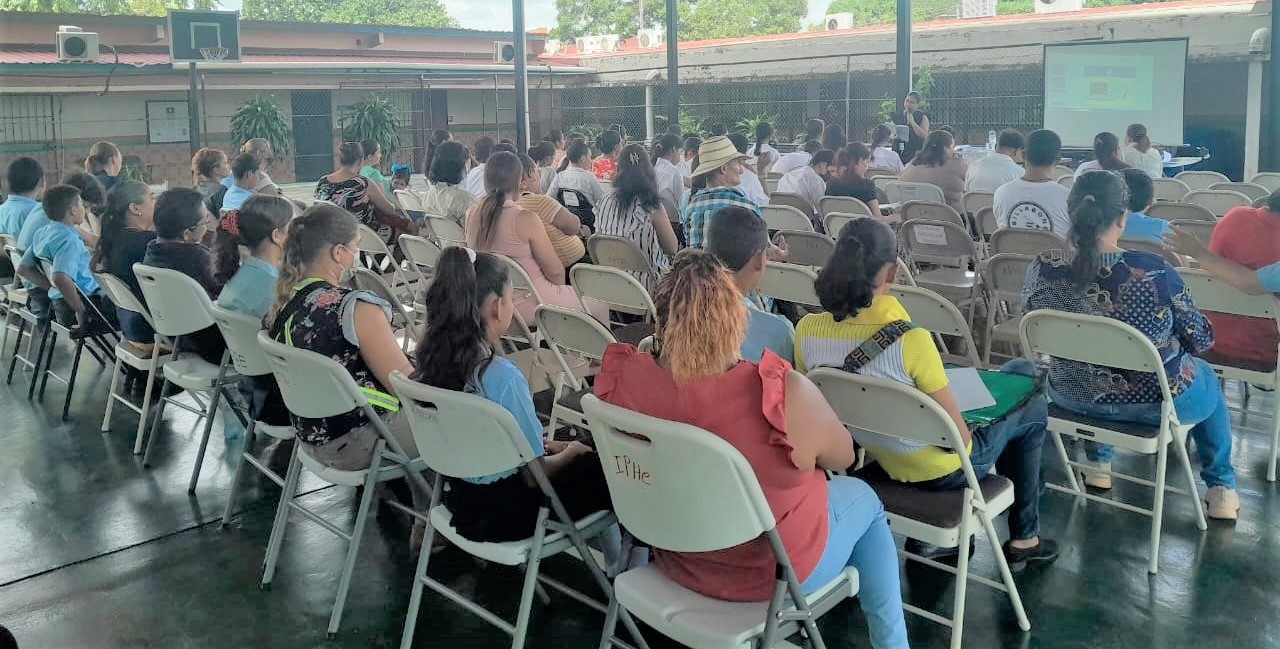 Padres de familia de Los Santos son orientados sobre la responsabilidad penal de los adolescentes