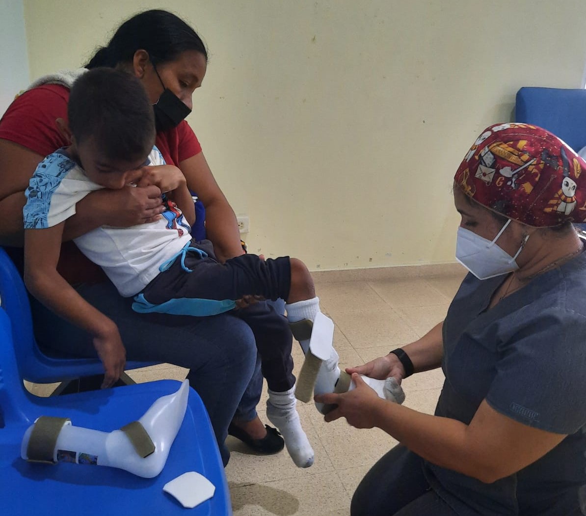 Entregan afos ortopédicos a estudiante del IPHE Extensión de Aguadulce