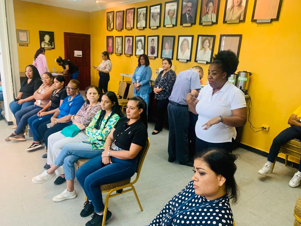 Servidores públicos reciben taller de desarrollo y crecimiento personal