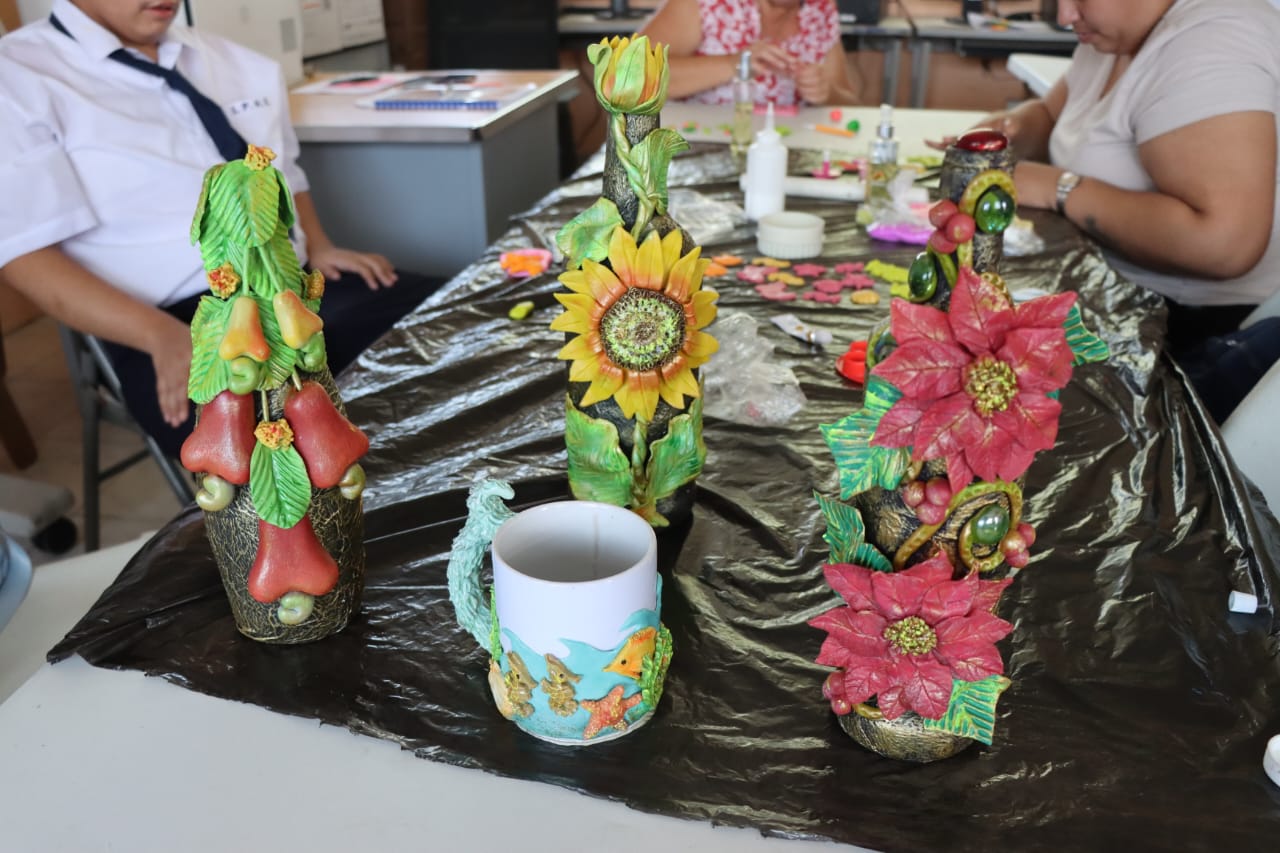 Estudiantes de CTI en Penonomé aprenden a confeccionar adornos y arreglos de Navidad