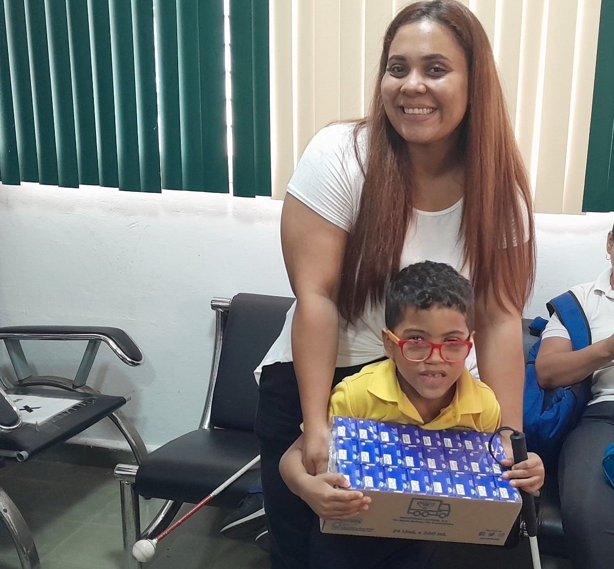 Padres de estudiantes de la Escuela de Ciegos reciben cajas de leche y crema
