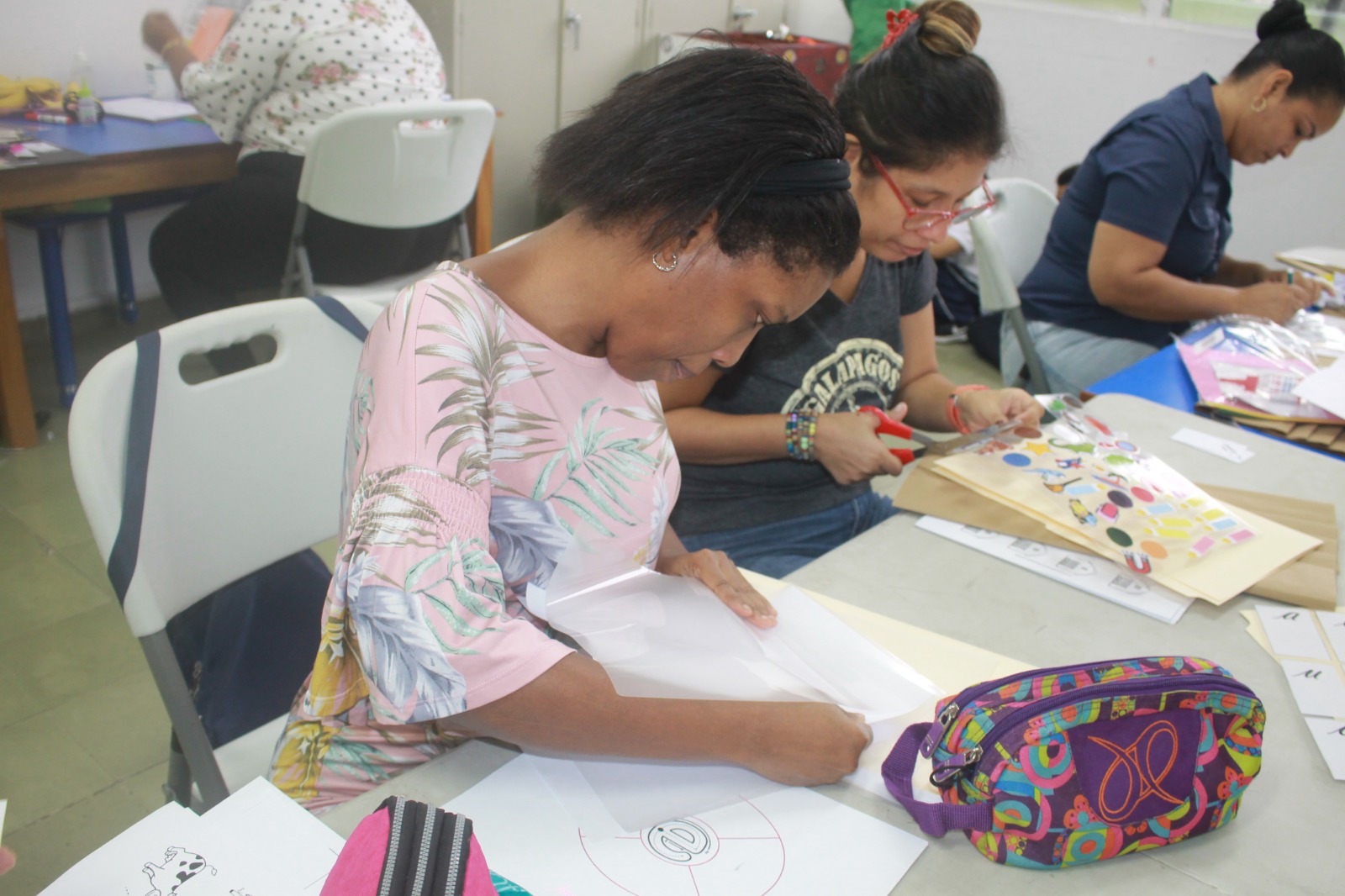 Madres de la Escuela de Ciegos aprenden a confeccionar materiales educativos