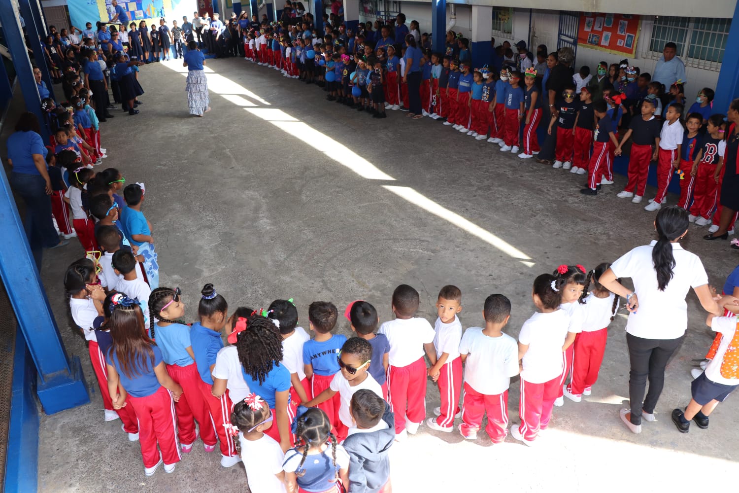 Realizan cadena humana en la Escuela Bilingüe Domingo Faustino Sarmiento