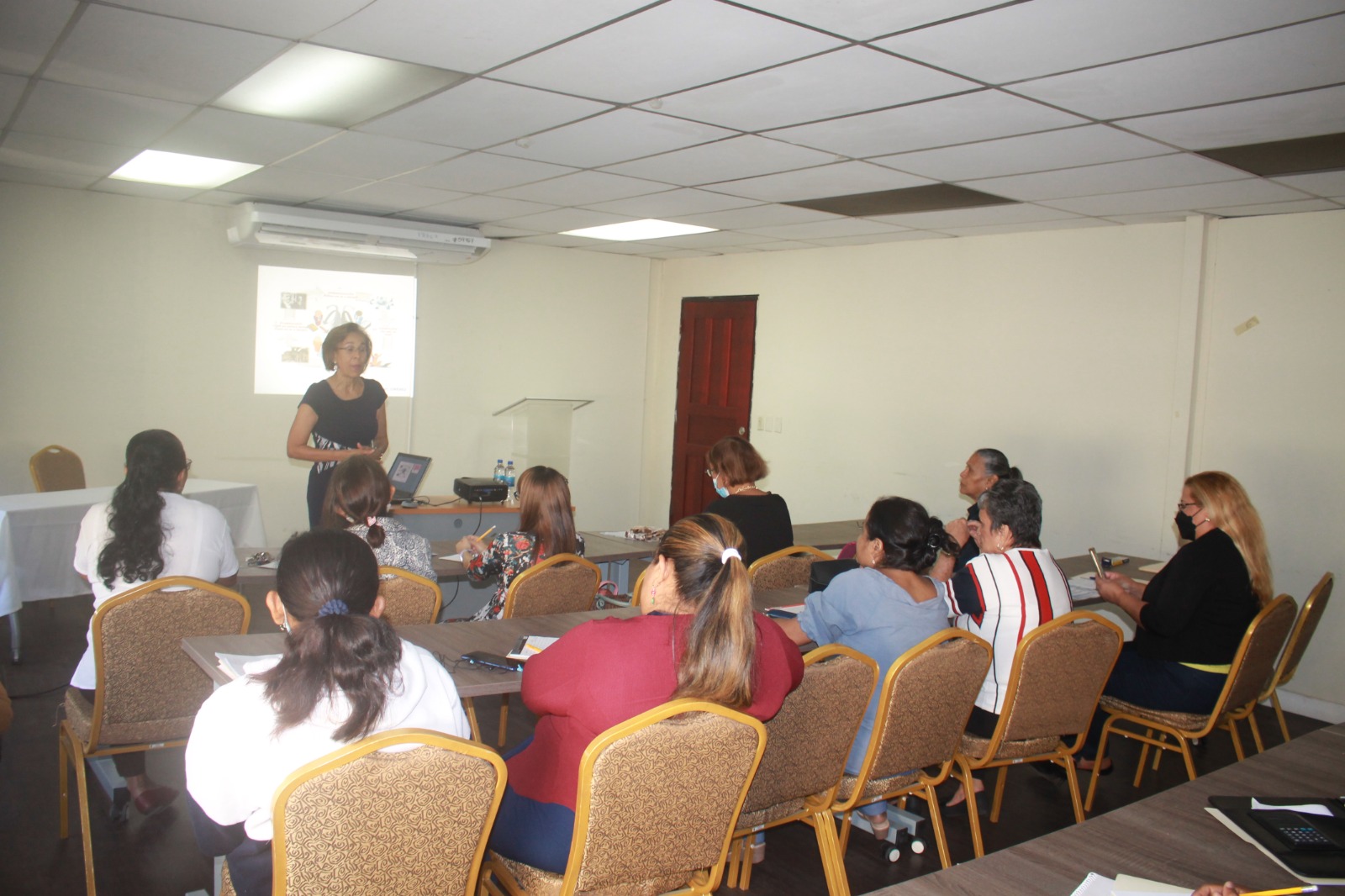 Capacitan a servidores en temas de manejo de documentos y en calidad del servicio público