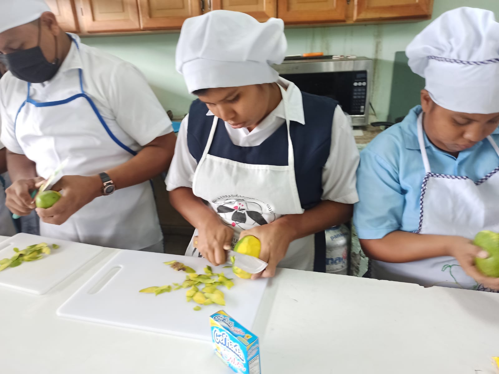 Preparan postres en taller CTI de Gastronomía en Bocas del Toro