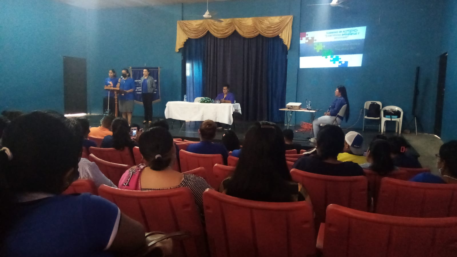 Capacitan a padres de Penonomé sobre la atención de sus hijos con TEA