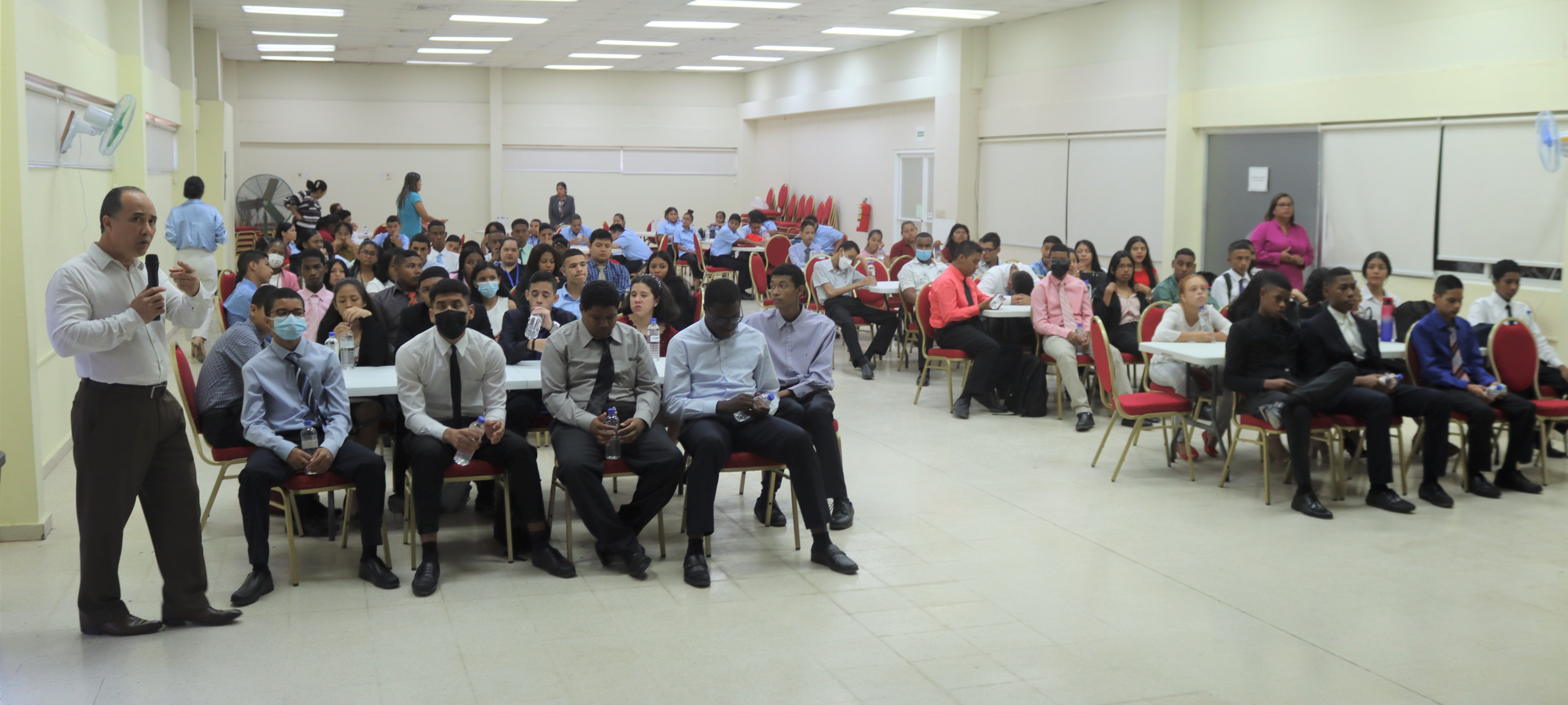 Orientan a estudiantes de Práctica de Oficina de la EVE sobre formación profesional