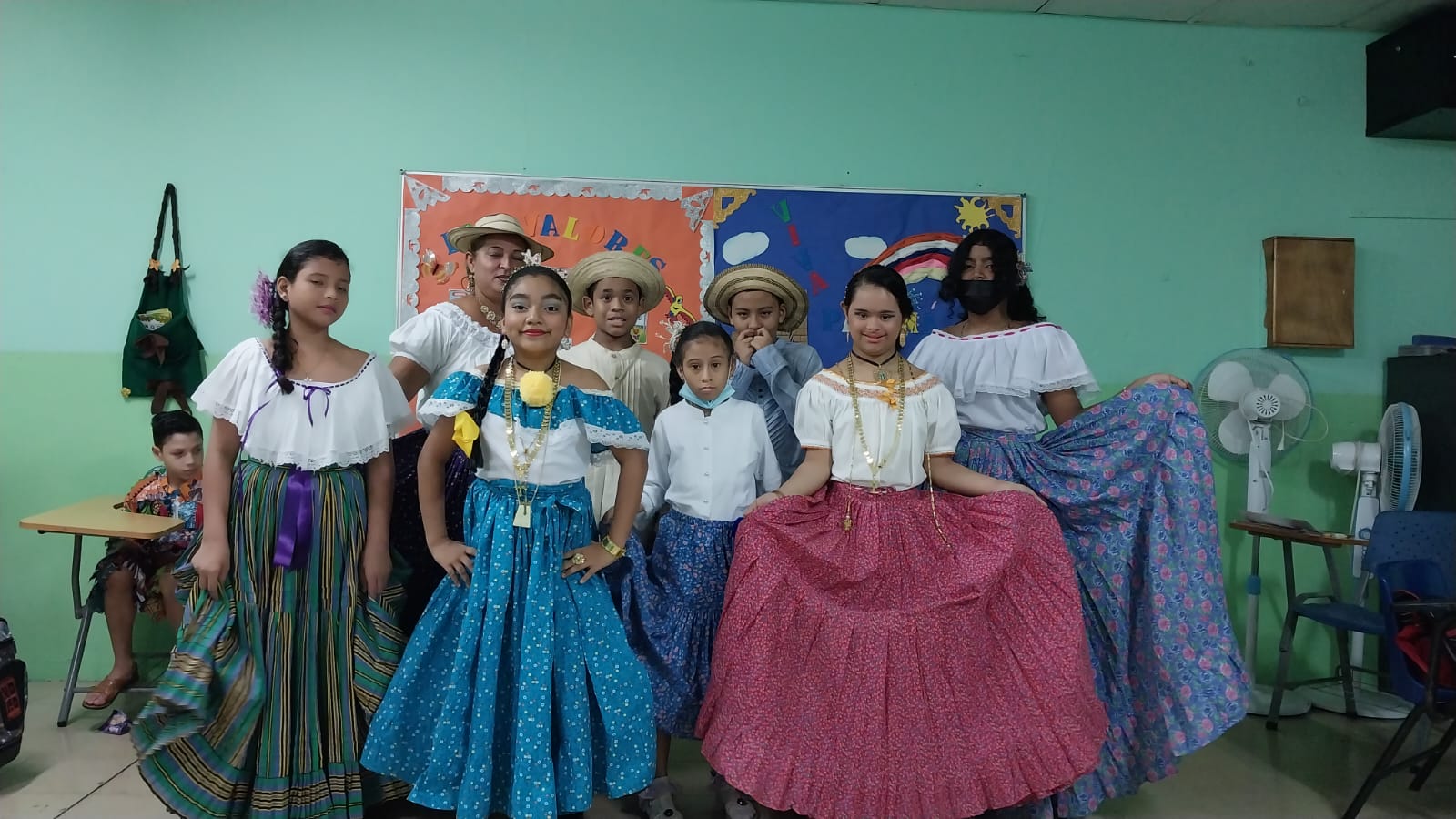 Estudiantes de inclusión resaltan las tradiciones en el Día del Folclore