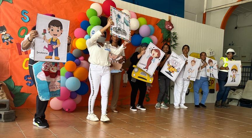 Comunidad educativa del PEP realiza actividad del Día del Trabajador
